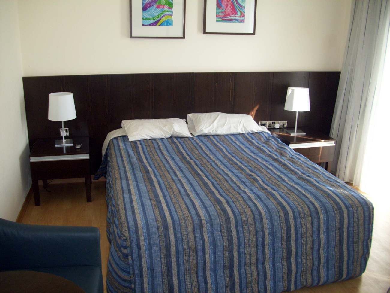 двуспальная кровать в номере отеля