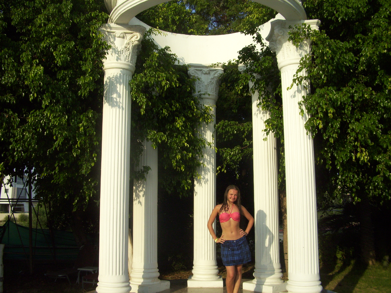 девушка и античные колонны
