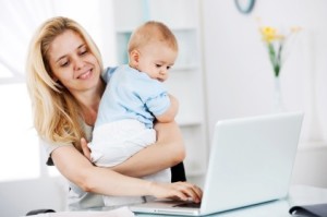мама с ребёнком за ноутбуком